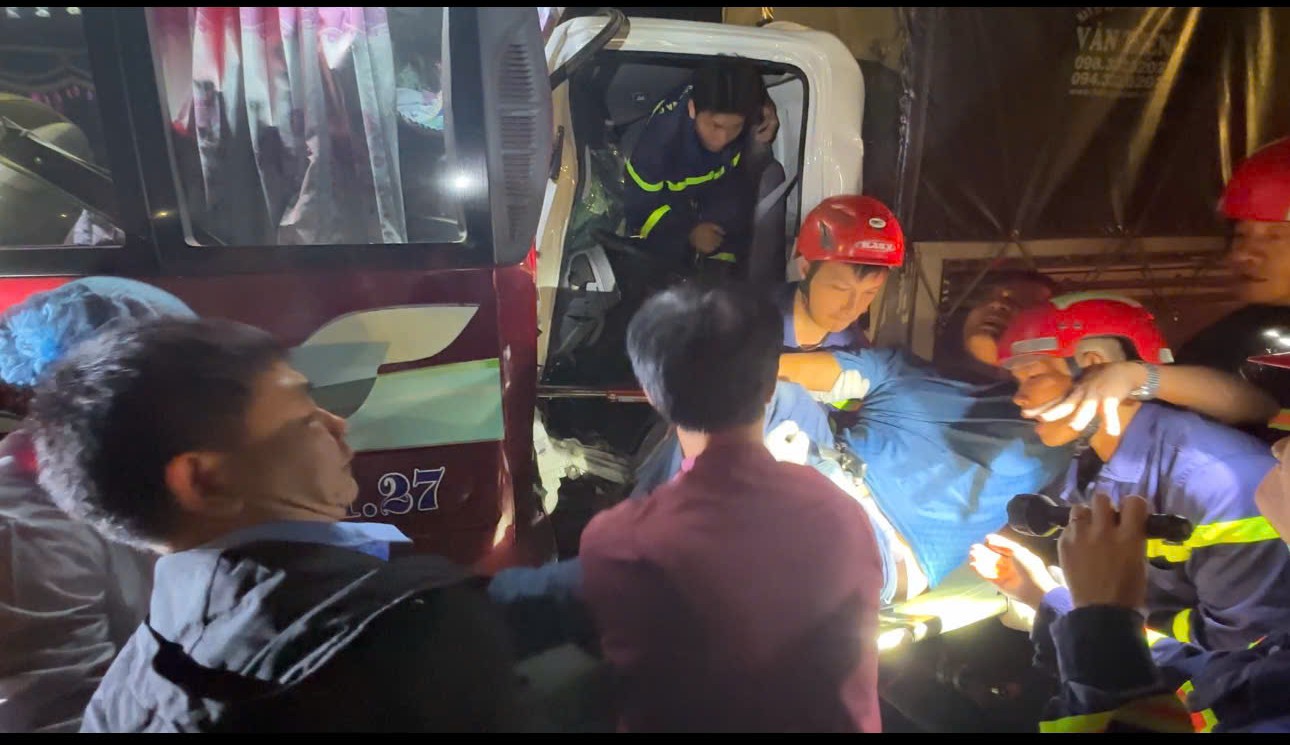 Cứu hộ một lái xe mắc kẹt trong ca bin xe ô tô trên cao tốc Hà Nội - Hải Phòng